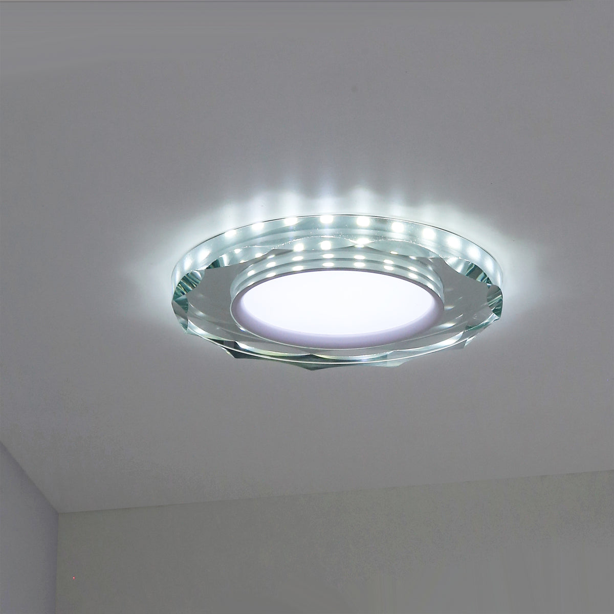 Mise en ambiance du luminaire installé au plafond, halo lumineux blanc et verre scintillant.