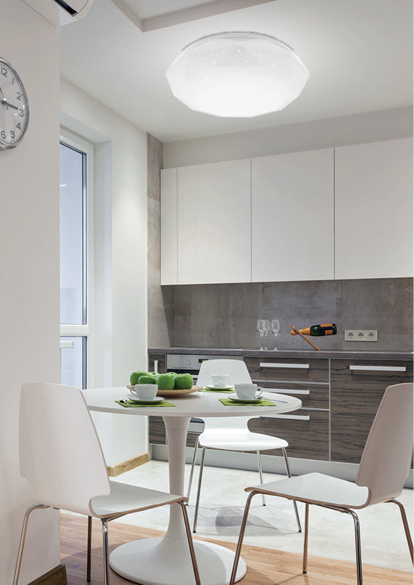 Le luminaire allumé au plafond au-dessus d'une table dans un séjour