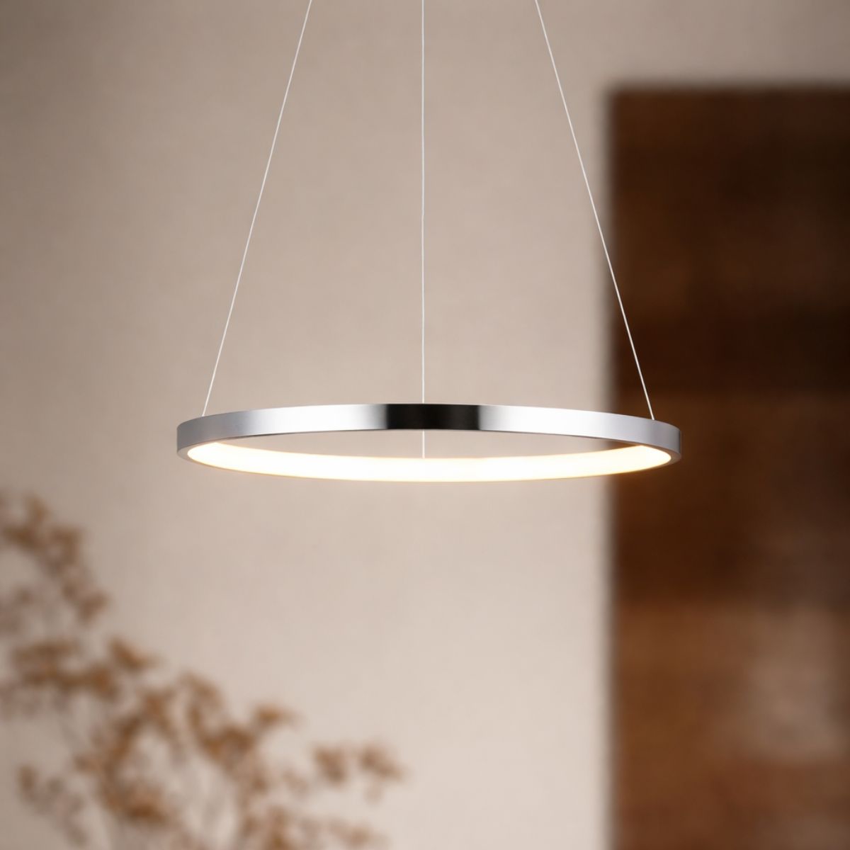 Détail rapproché de l'anneau chromé et de sa lumière LED allumée, ambiance intérieure chaude