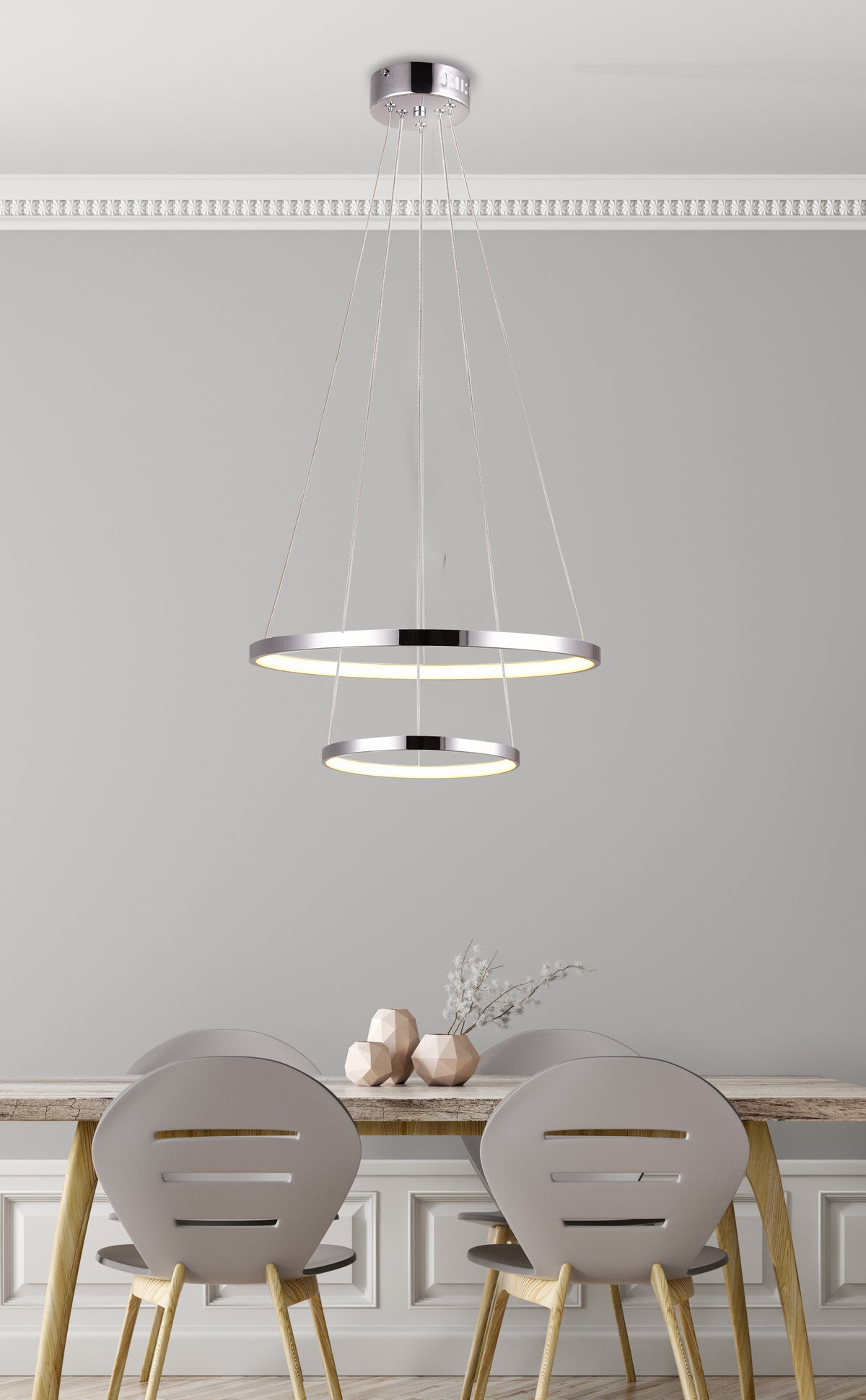 Suspension deux anneaux LED installée au-dessus d'une table à manger, ambiance contemporaine