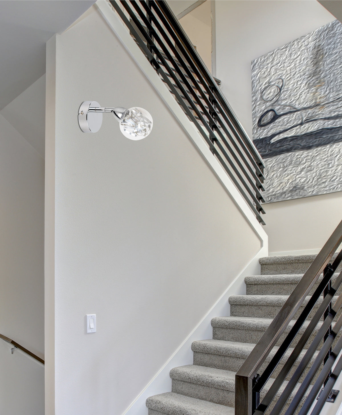 Applique allumée fixée sur un mur blanc près d'un escalier intérieur