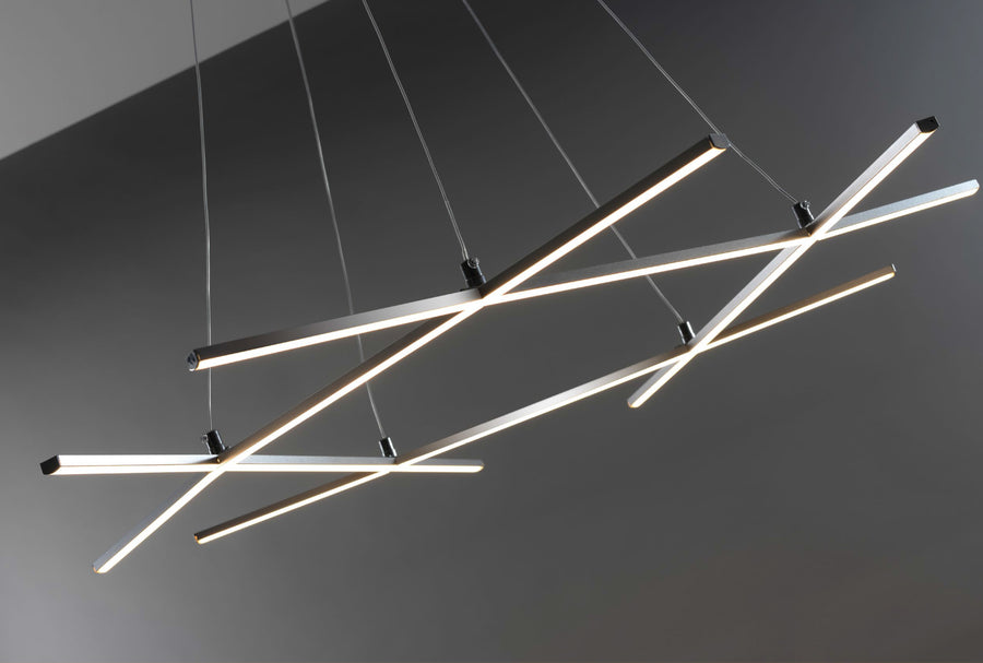 Détail rapproché des barres LED allumées et de la finition aluminium brossé