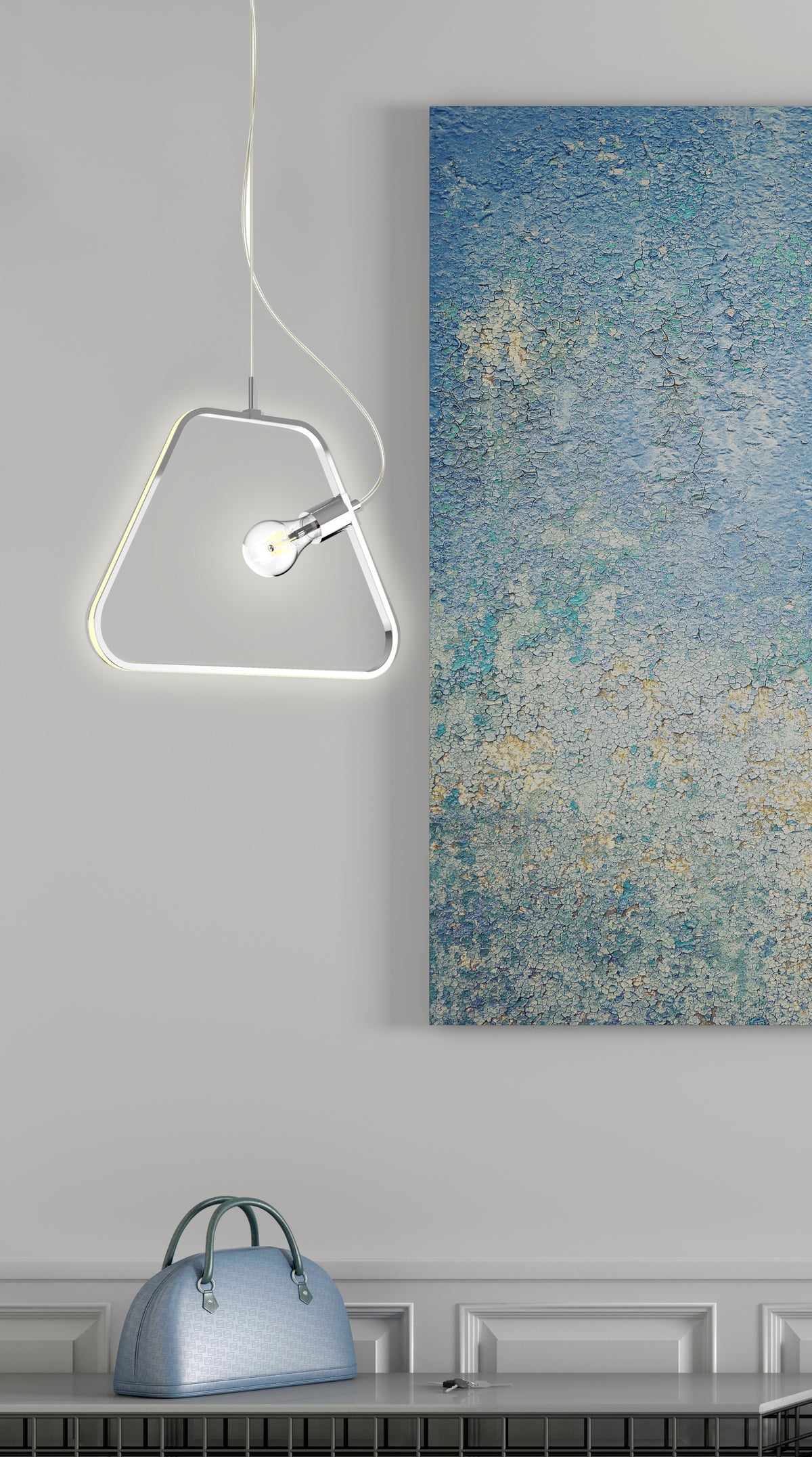 Mise en ambiance du luminaire suspendu devant une toile abstraite bleue