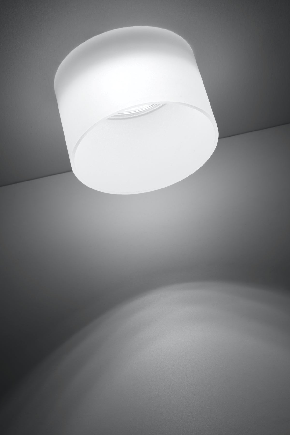 Vue rapprochée du luminaire allumé diffusant une lumière douce dans une pièce