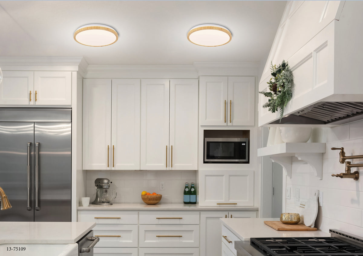 Mise en ambiance cuisine moderne avec deux plafonniers ronds allumés fixés au plafond