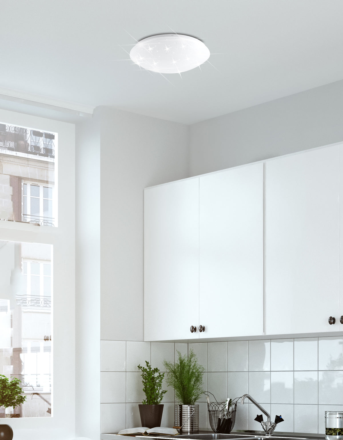 Vue de la cuisine avec le luminaire rond éclairé au-dessus de l'évier