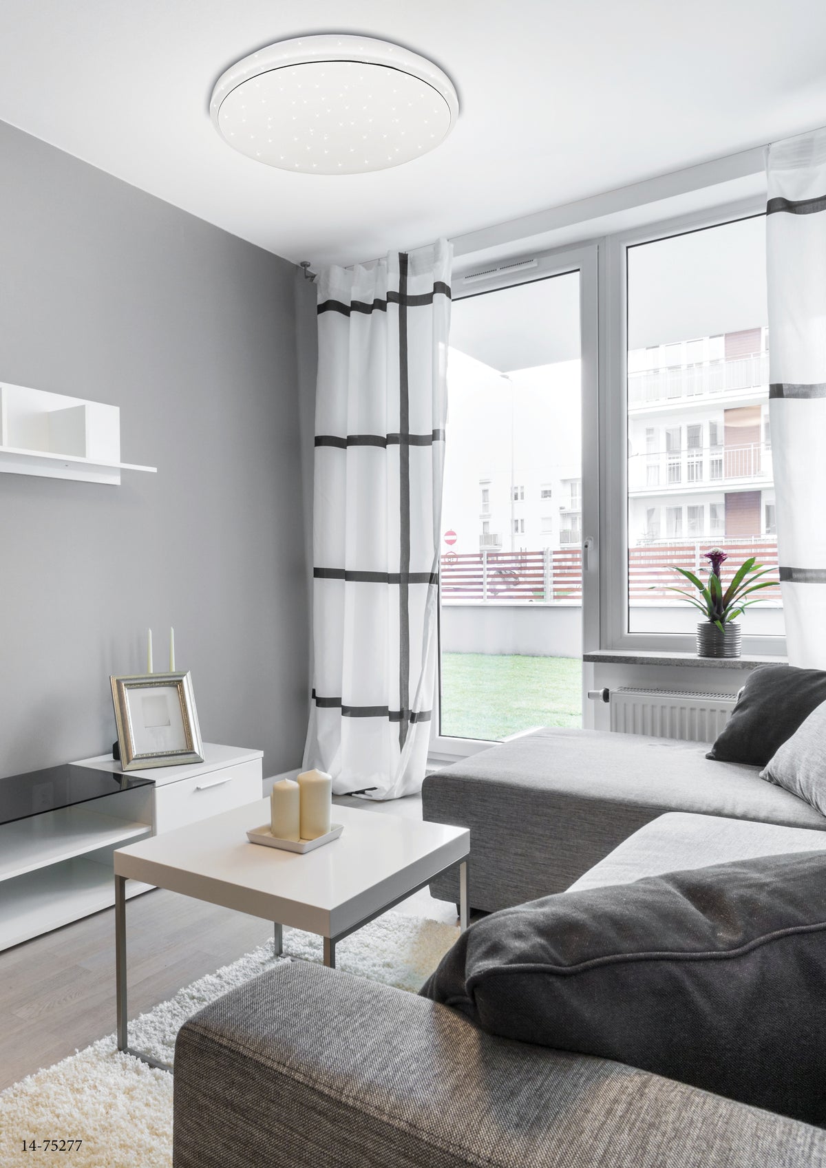 Mise en situation du plafonnier allumé au plafond d'un salon moderne