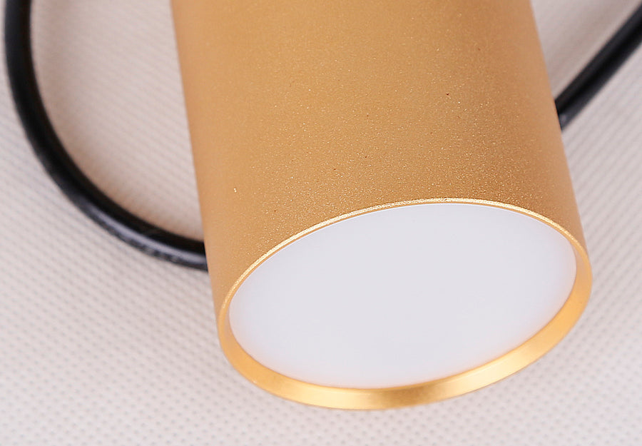 Gros plan sur la partie dorée et le diffuseur blanc en bas du luminaire