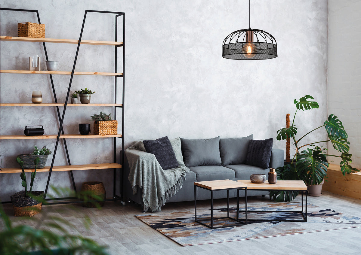 Mise en ambiance salon moderne avec canapé gris, étagère bois et suspension allumée.