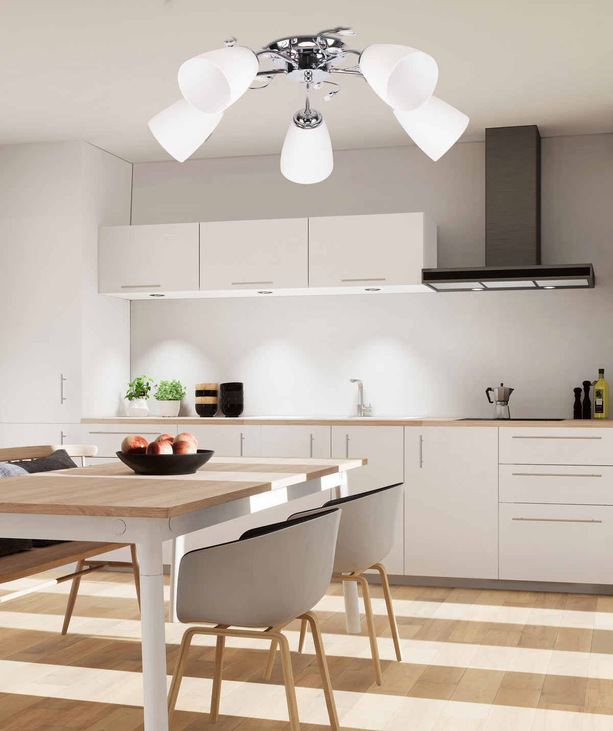 Luminaire allumé au plafond d'une cuisine moderne, au-dessus d'une table en bois clair