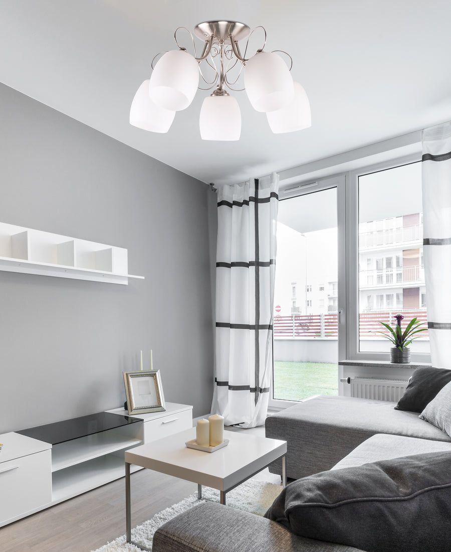 Luminaire allumé fixé au plafond d'un salon gris contemporain