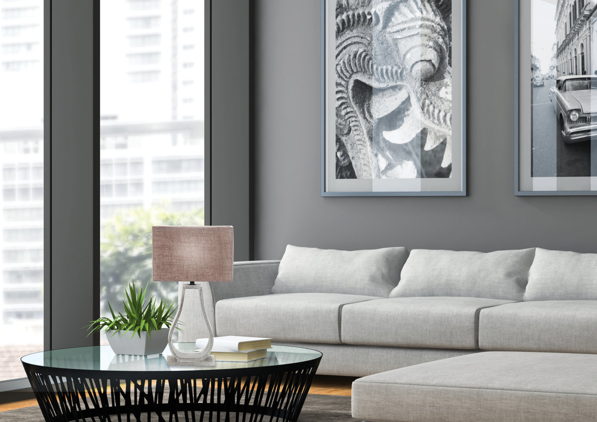 Mise en ambiance de la lampe posée sur une table basse dans un salon moderne