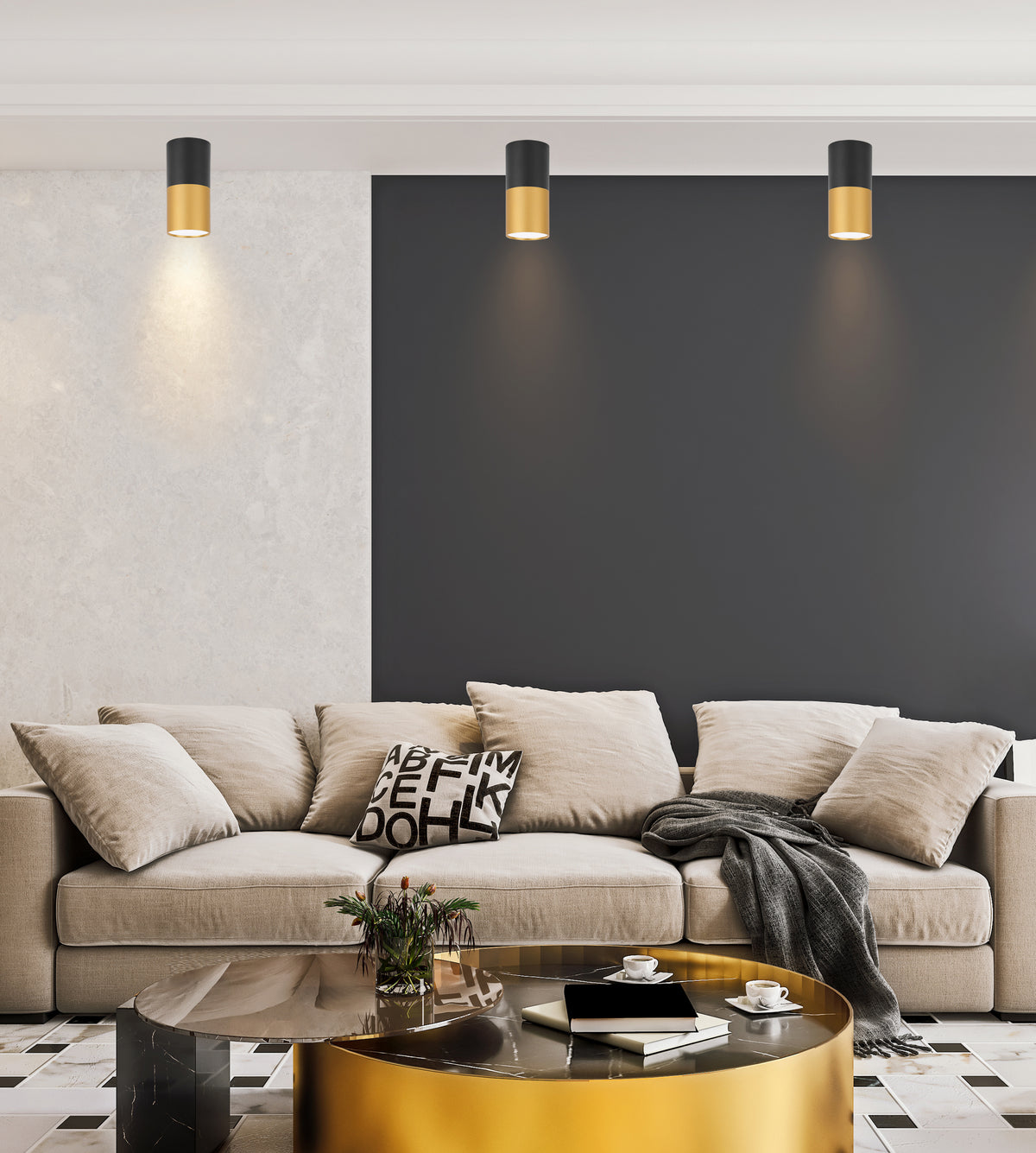 Trois spots de plafond noirs et dorés éclairant un salon beige et gris contemporain
