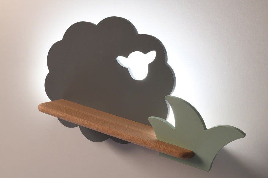 Applique murale allumée fixée au mur, halo lumineux derrière le nuage.