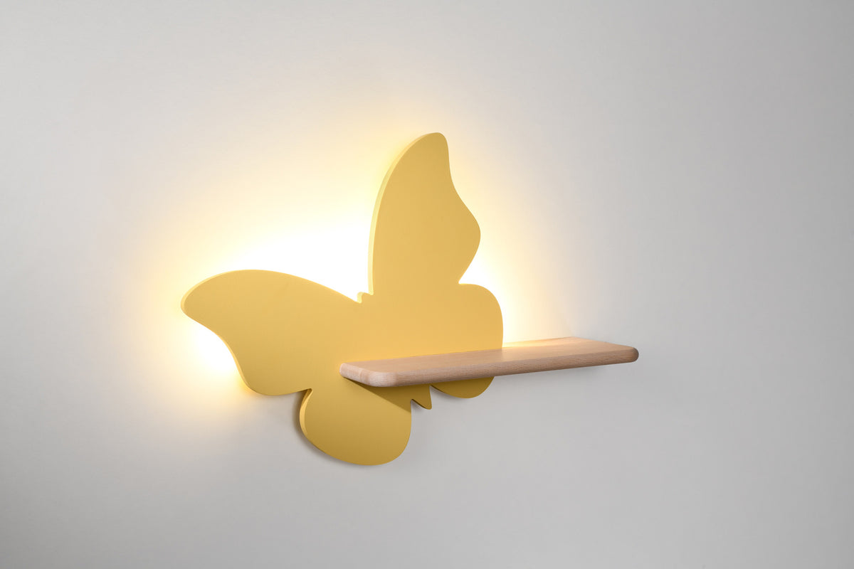 Applique allumée fixée au mur, halo lumineux chaud autour du papillon jaune