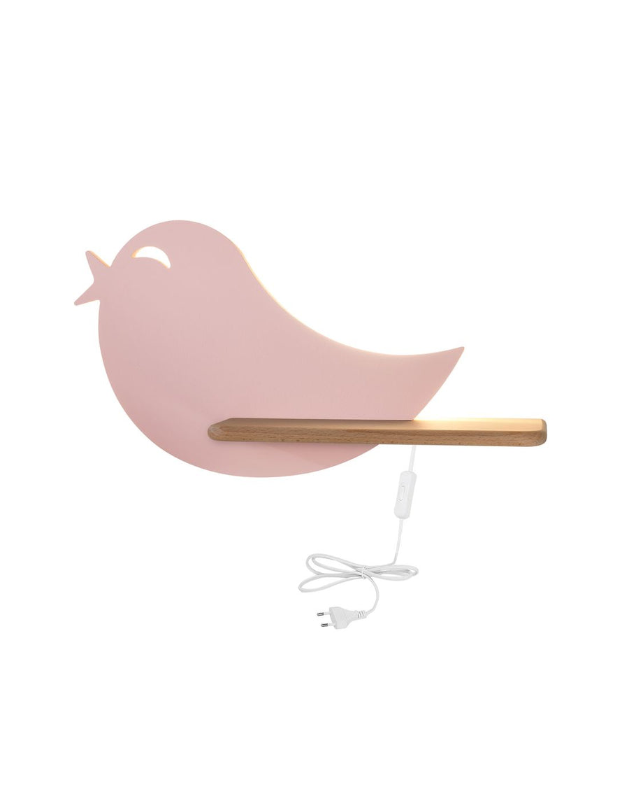 Applique murale en forme d'oiseau rose avec barre en bois, vue de face sur fond blanc