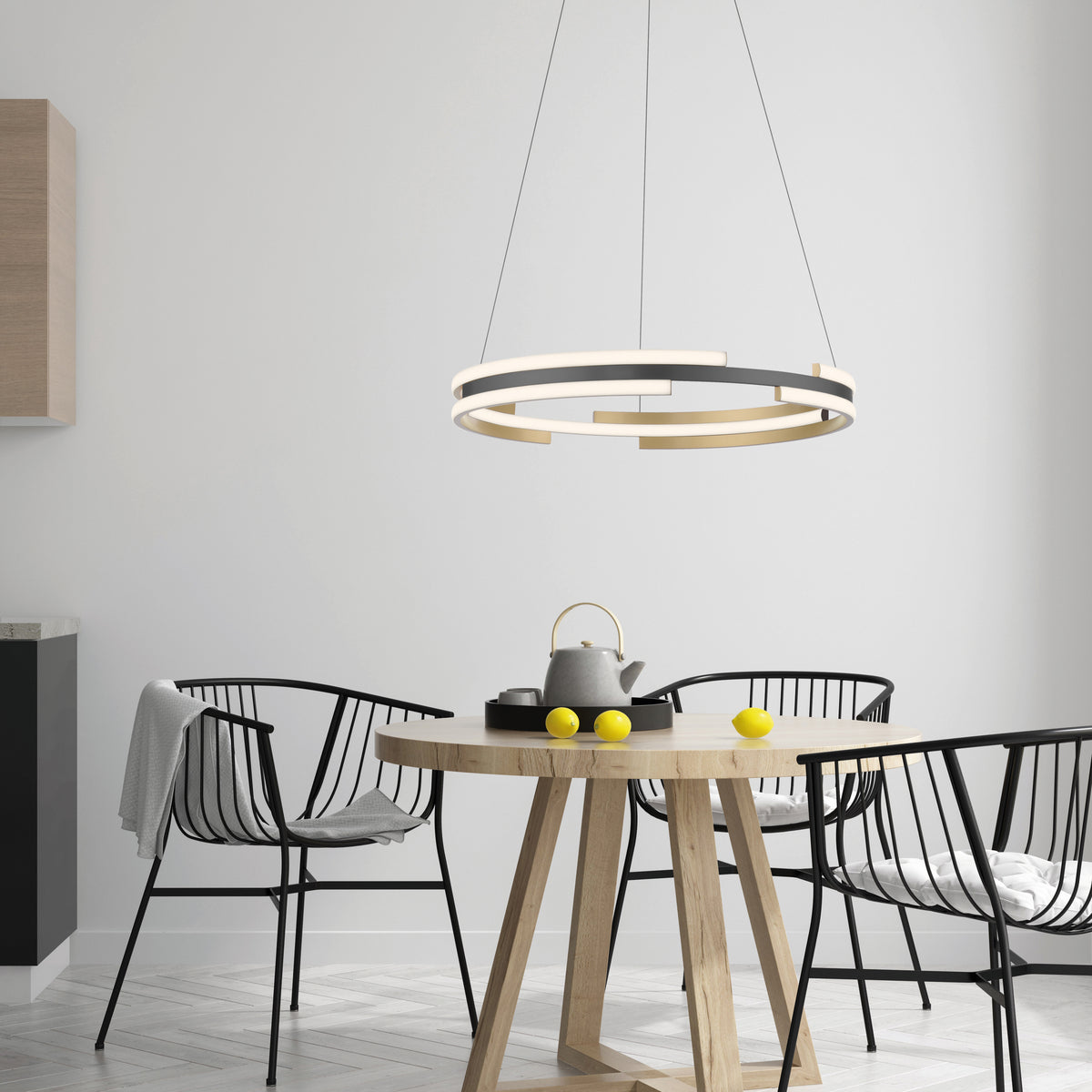 Mise en ambiance au-dessus d'une table à manger en bois avec chaises noires.