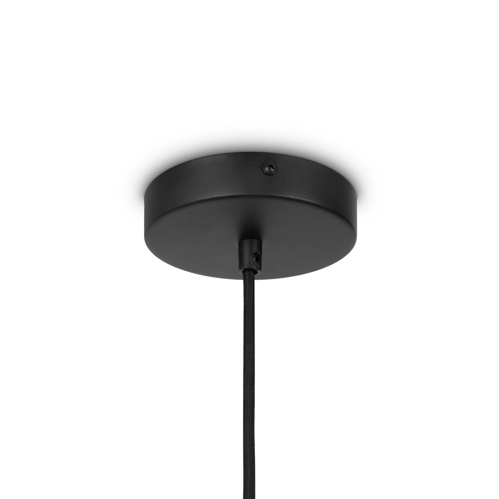 Détail de la rosace ronde noire fixée au plafond, câble textile sortant du centre