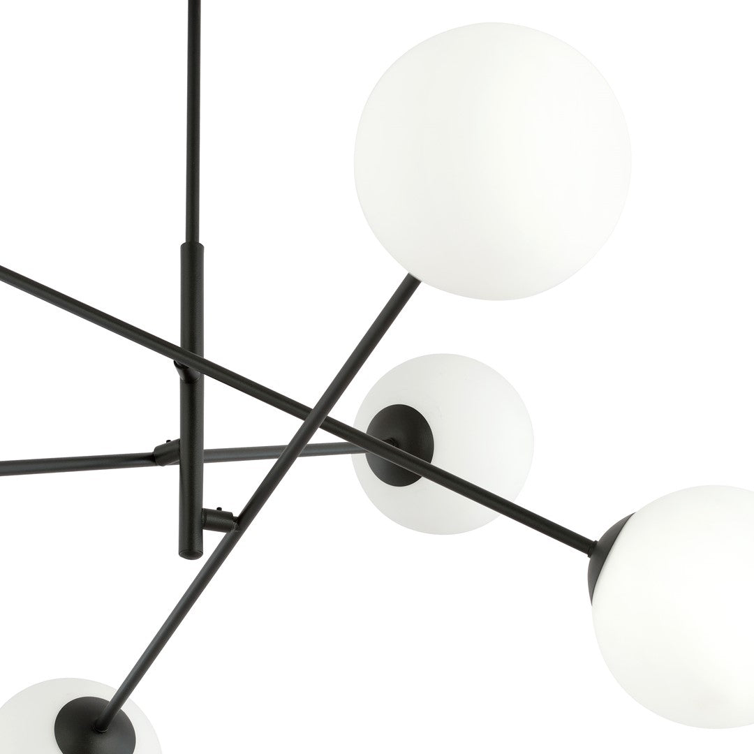 Détail du centre métallique noir et des bras portant les globes opale.