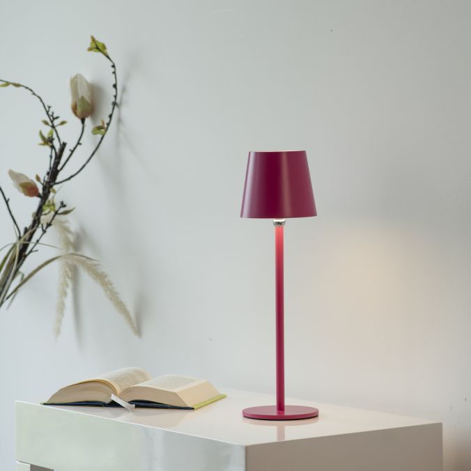 Mise en ambiance sur meuble blanc, livre ouvert et branche fleurie