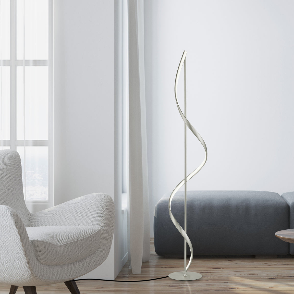 Mise en ambiance dans un salon clair, lampadaire argenté près d'un fauteuil et canapé.