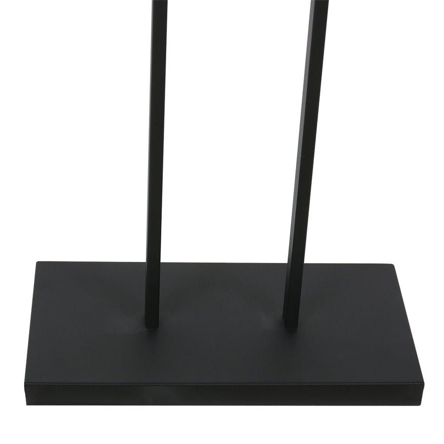 Gros plan sur la base rectangulaire noire et le départ des deux tiges.
