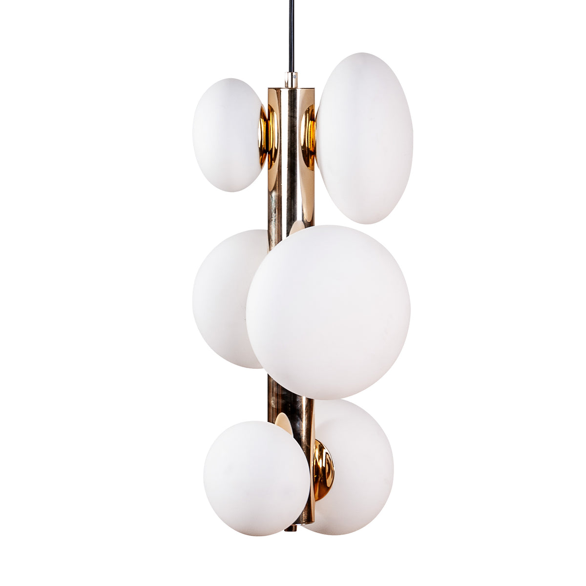 Détail du luminaire : tige centrale dorée et globes de verre opalin
