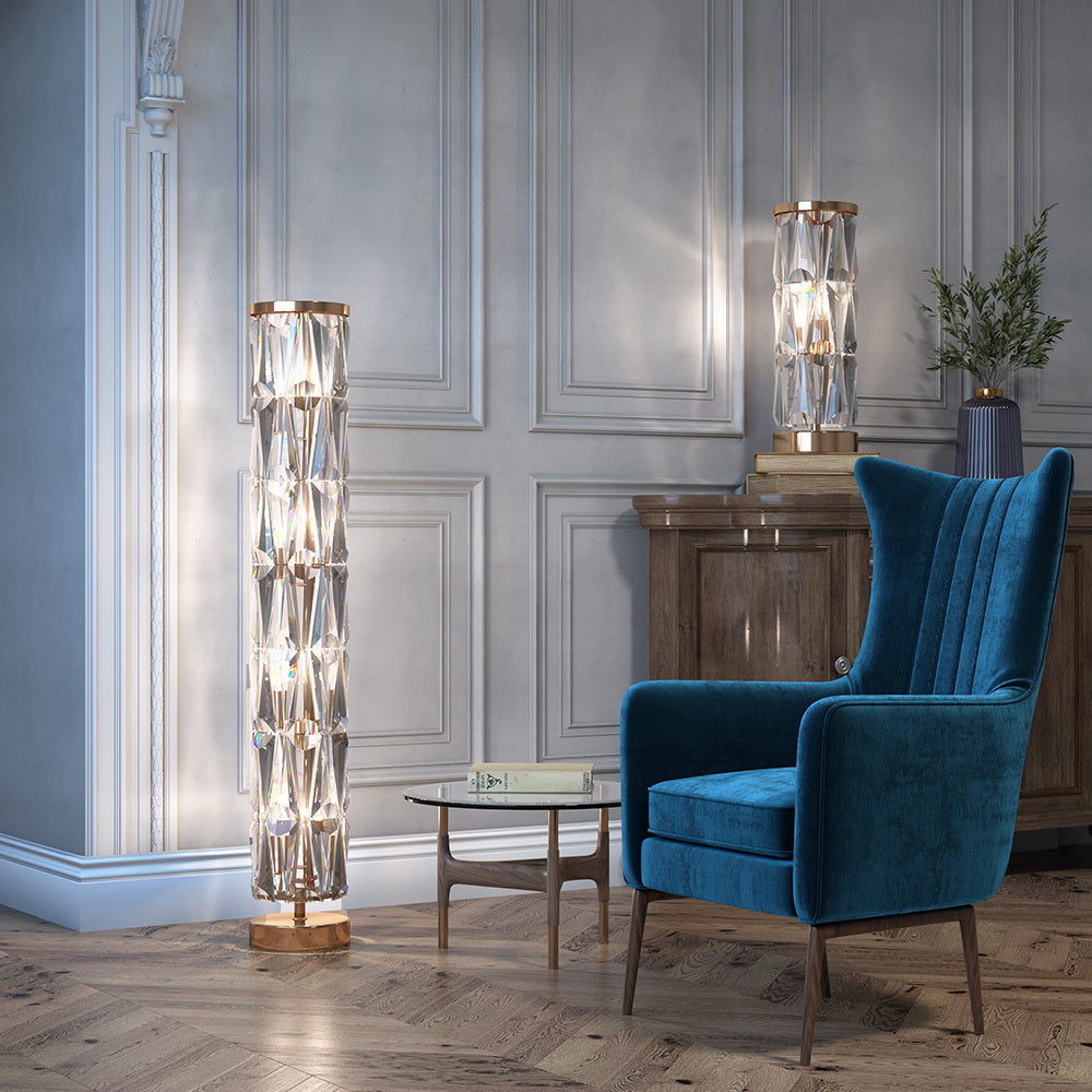 Mise en ambiance du lampadaire doré près d'un fauteuil bleu canard