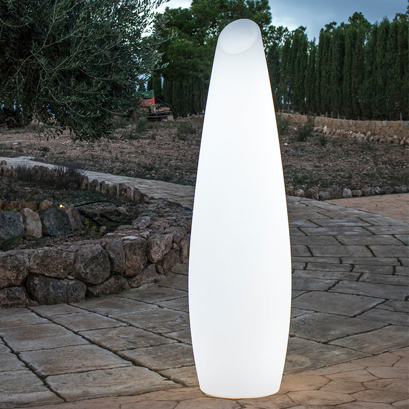Lampadaire blanc unique vu de face sur une allée en pierre, lueur douce