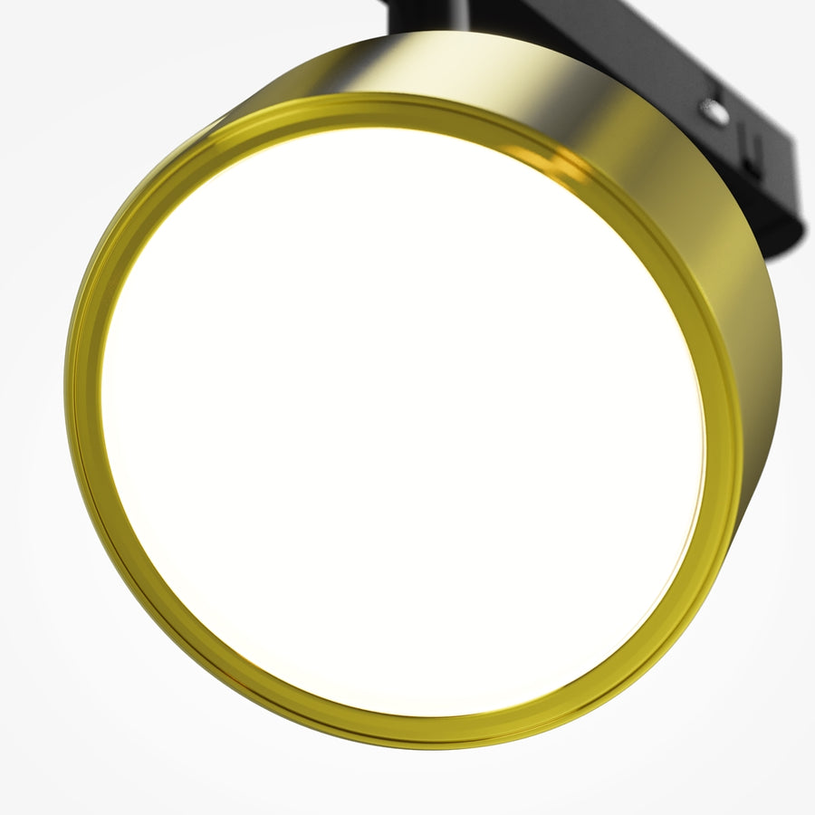 Gros plan frontal sur la bague dorée et le large diffuseur blanc lumineux