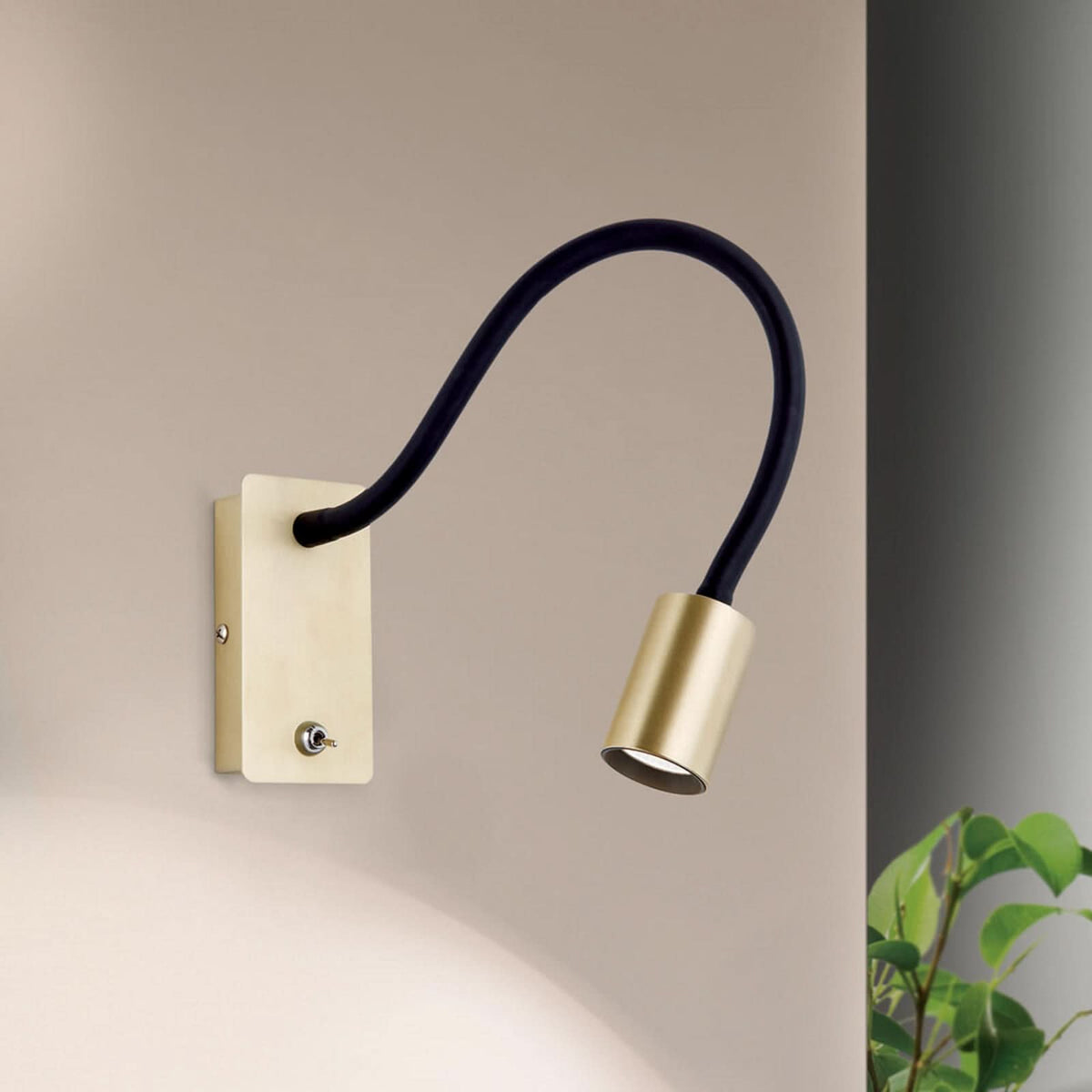 Applique murale LED Kurt en aluminium, laiton mat et noir, hauteur 12 cm