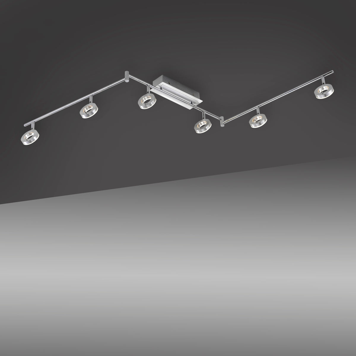 Mise en ambiance du luminaire fixé au plafond dans une pièce sombre, spots allumés.