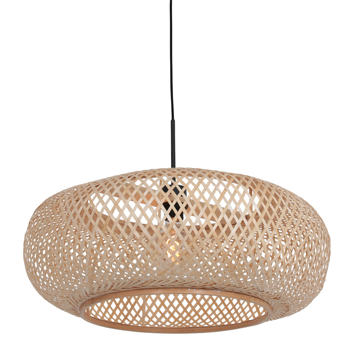 Vue rapprochée du luminaire suspendu dévoilant la finesse de la vannerie
