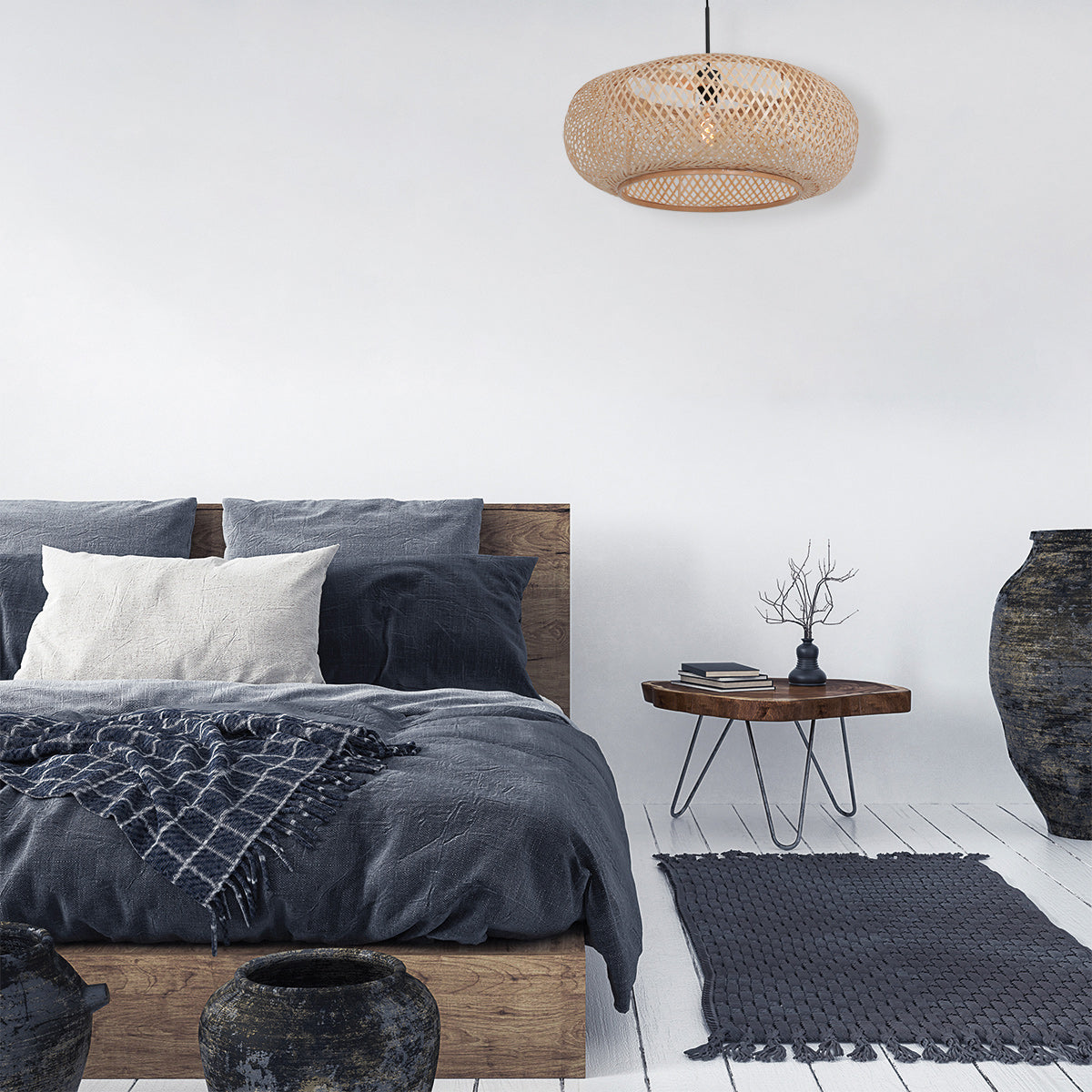 Mise en ambiance dans une chambre, suspension en bambou au-dessus du lit