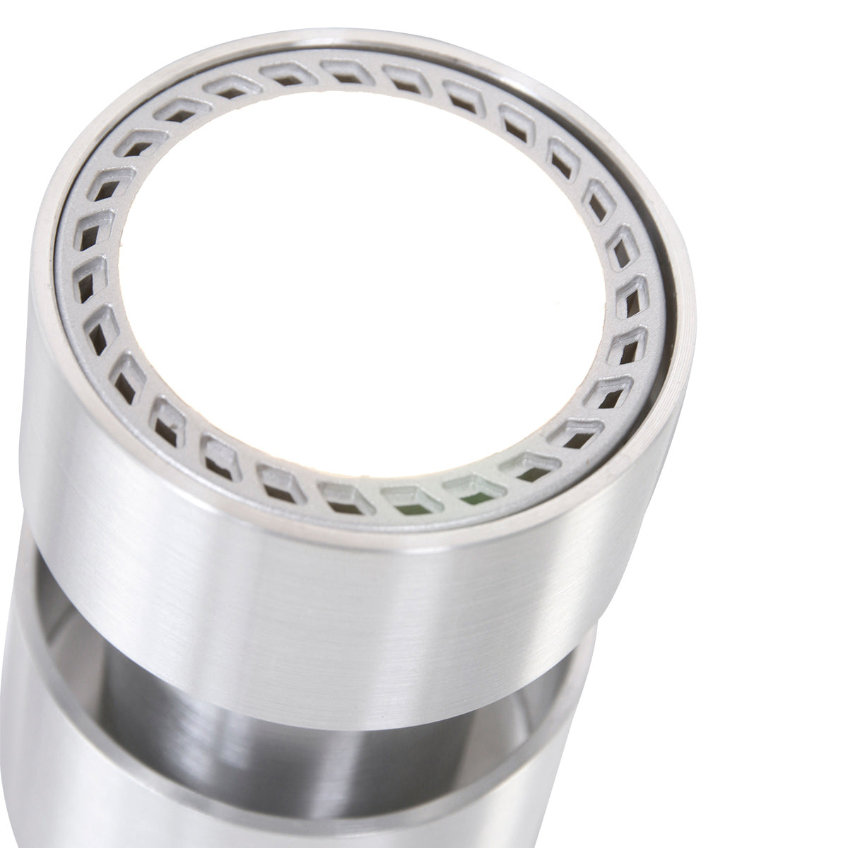 Détail de la bague perforée de ventilation entourant la lentille du projecteur en aluminium