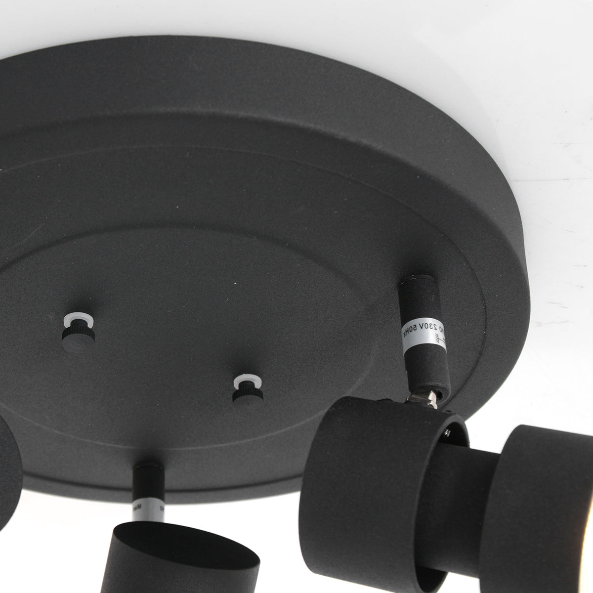Détail rapproché de la base ronde noire et d'une rotule orientable