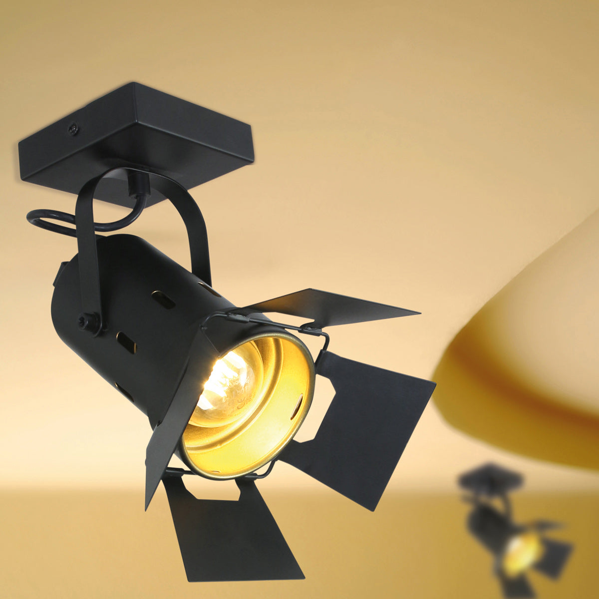 Mise en ambiance au plafond, lumière chaude dorée, second spot identique flou en arrière-plan.