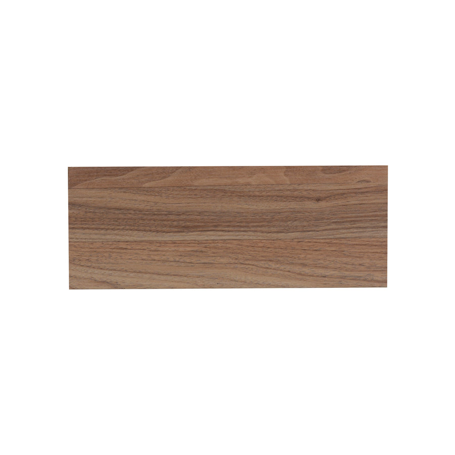 Panneau rectangulaire en bois brun, présenté seul sur fond blanc uni