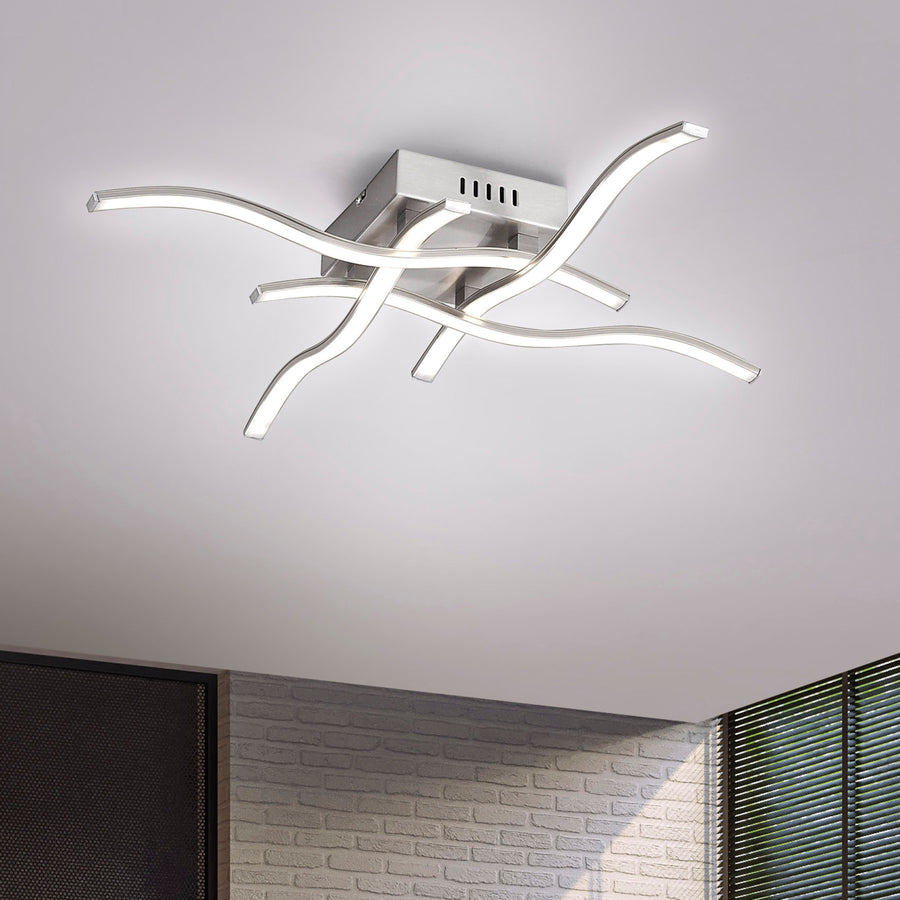 Gros plan du luminaire fixé au plafond, éclairant une pièce avec mur en briques blanches.