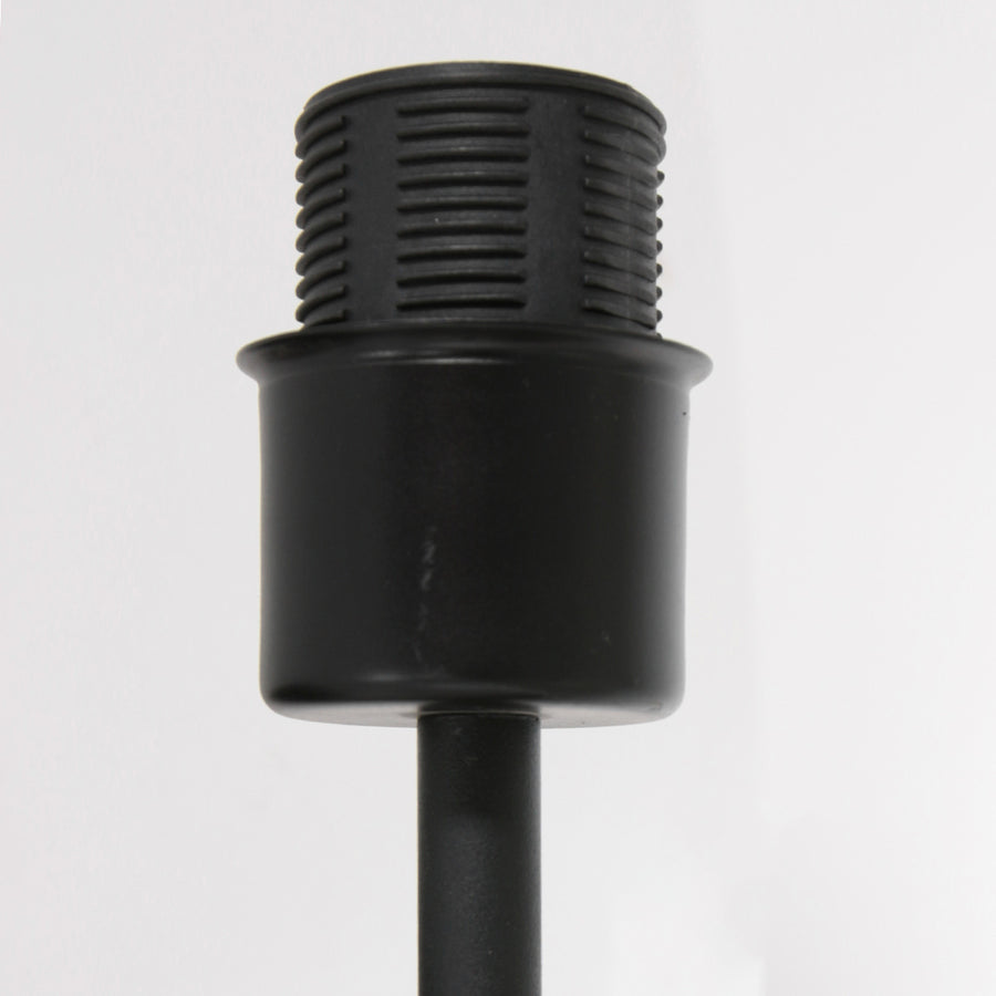 Détail rapproché de la douille noire striée prête à recevoir l'ampoule