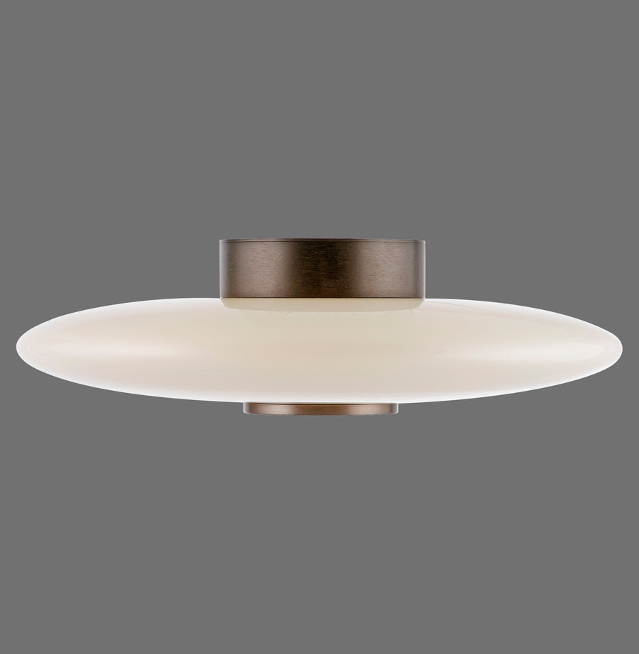Plafonnier rond en verre opalin blanc vu de face sur fond gris uni