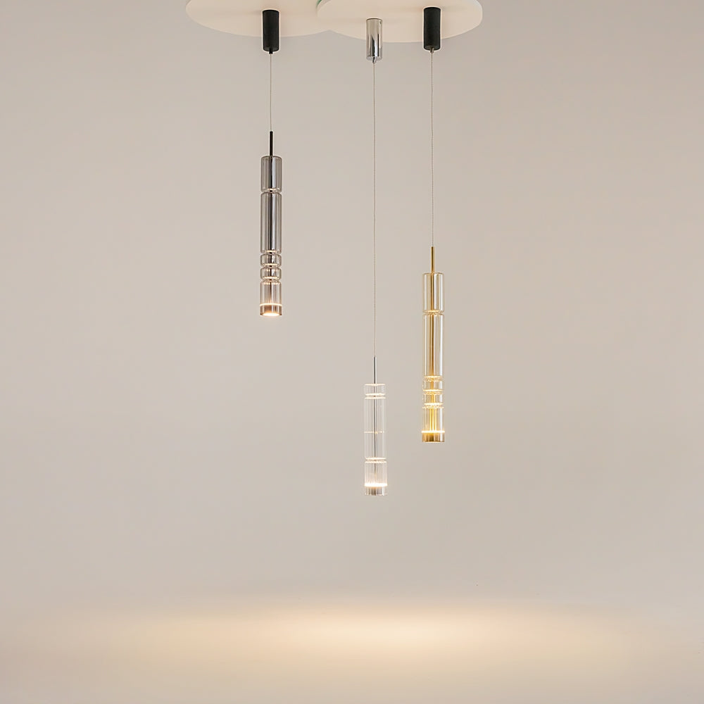 Trois suspensions alignées de teintes chrome, laiton et noire