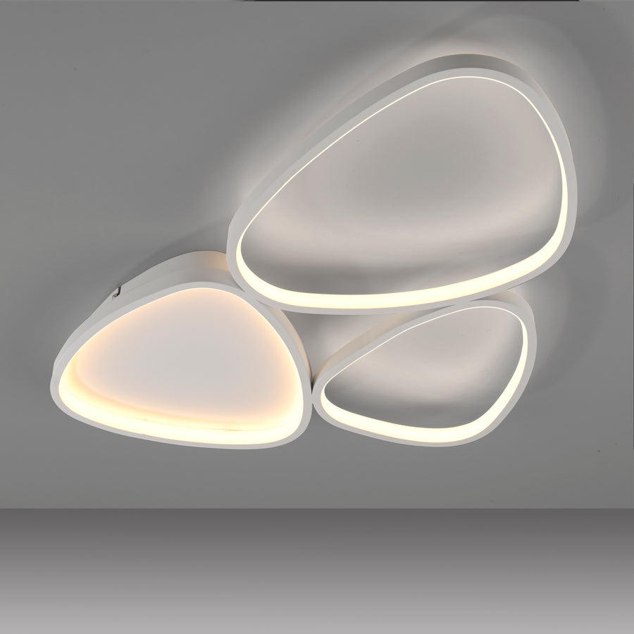 Autre angle du plafonnier blanc, montrant ses trois formes de galets lumineuses.