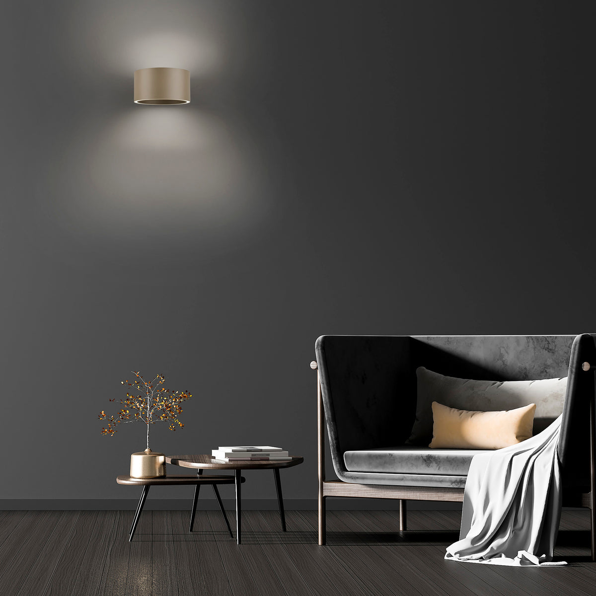 Mise en ambiance sur mur foncé avec canapé et table basse éclairée.