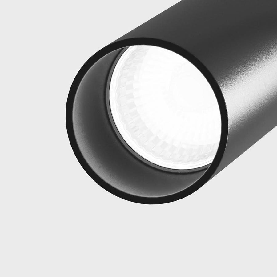 Gros plan sur la tête noire et sa lentille LED striée allumée