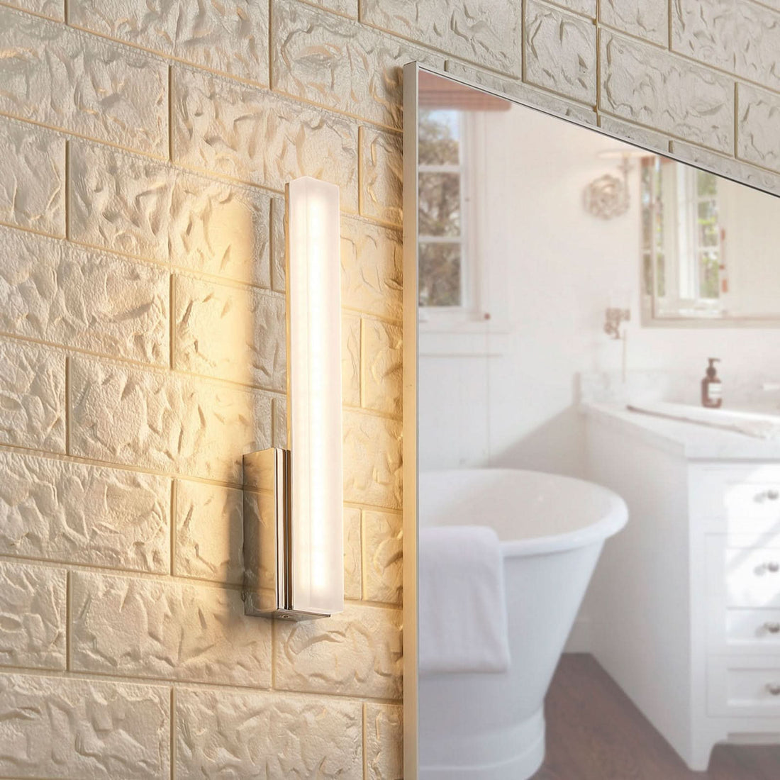 Applique murale LED Julie en métal, blanc satiné et chromé, hauteur 32 cm, IP44