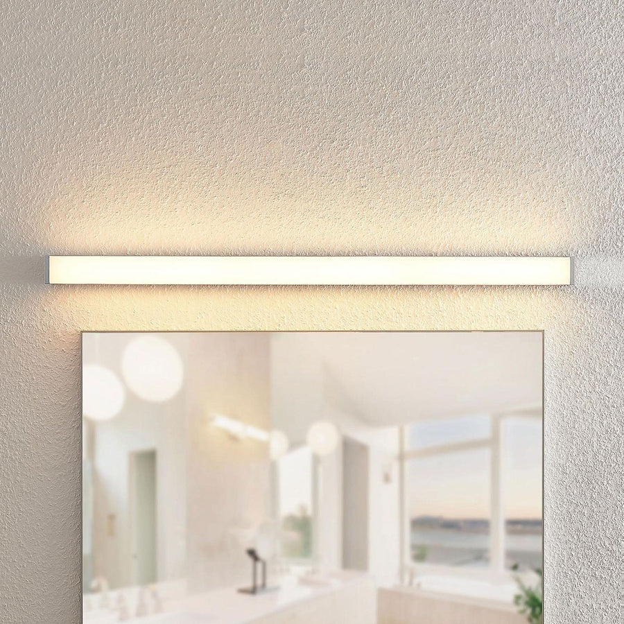 Applique murale LED Klea en aluminium, blanc et chromé, hauteur 5 cm, IP44, 3000 K, 15 W