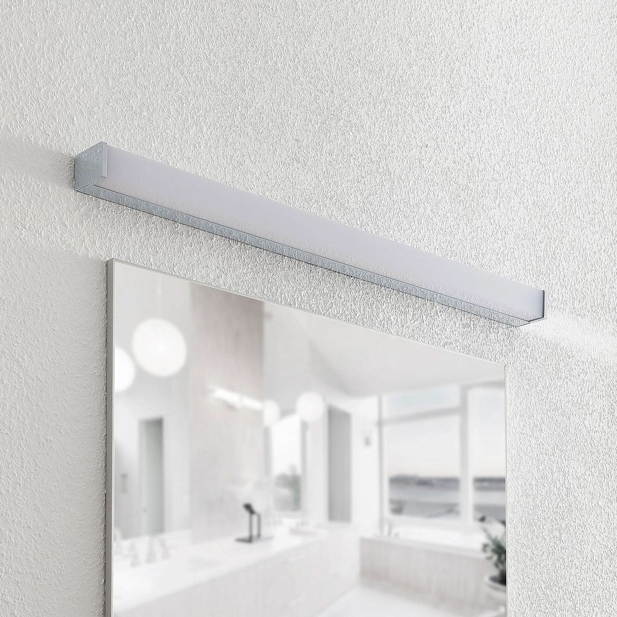 Applique murale LED Klea en aluminium, blanc et chromé, hauteur 5 cm, IP44, 3000 K, 15 W