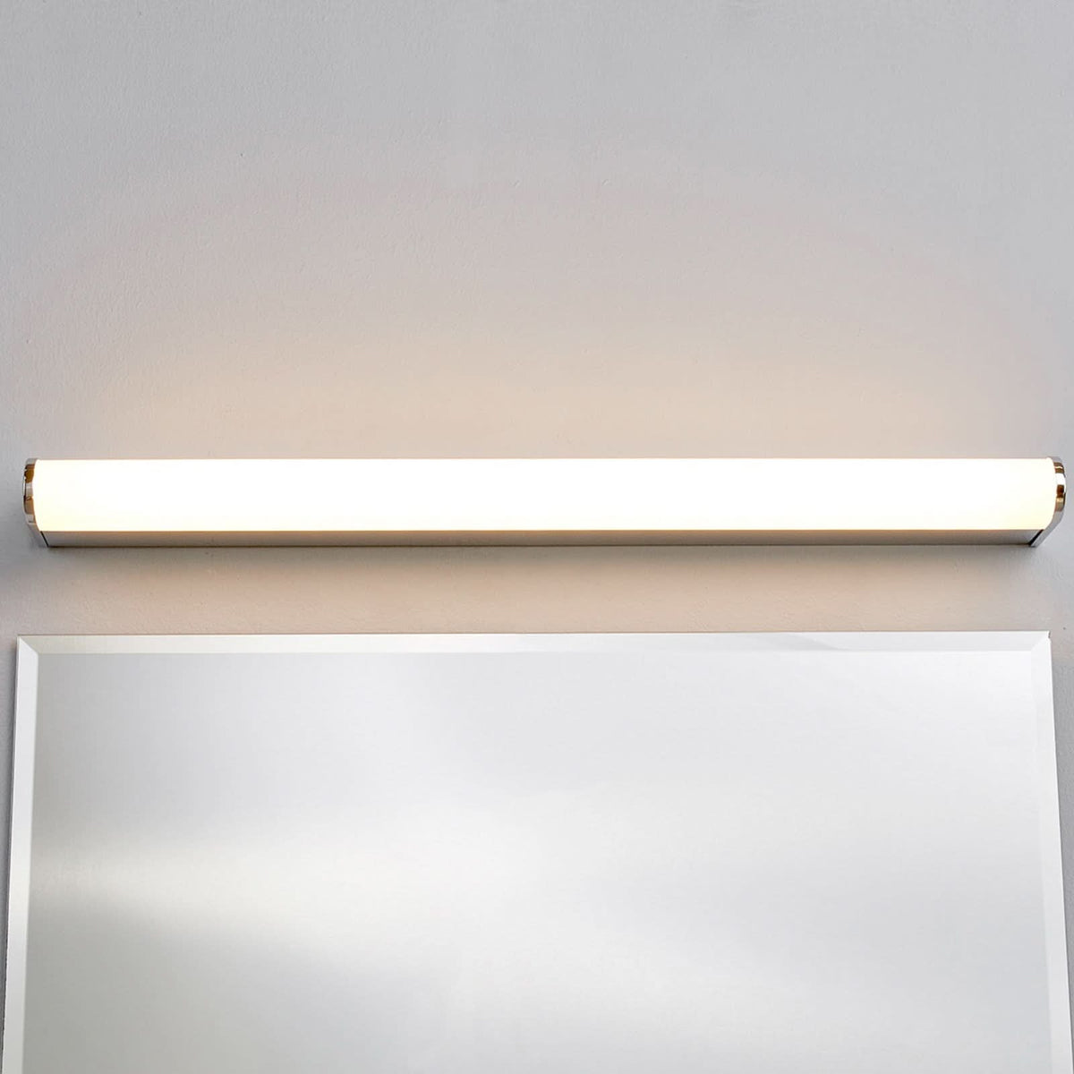 Applique murale LED en métal, chromé et blanc, hauteur 4 cm, IP44, 3000 K, 7,2 W, largeur 58 cm