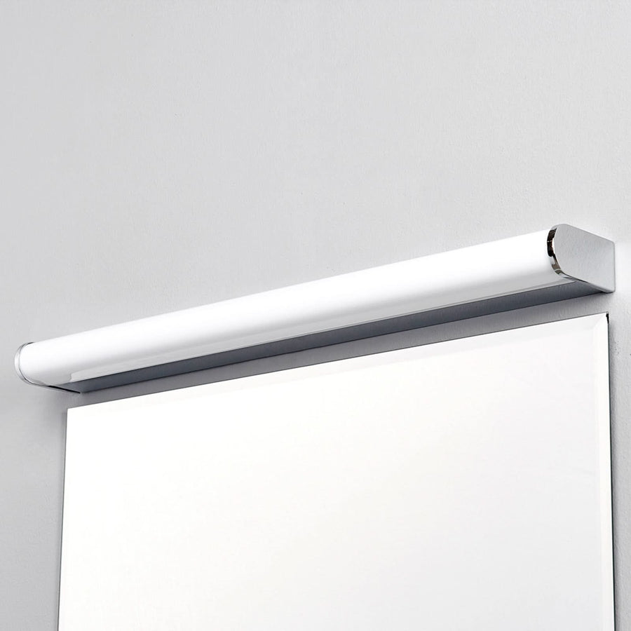 Applique murale LED en métal, chromé et blanc, hauteur 4 cm, IP44, 3000 K, 7,2 W, largeur 58 cm